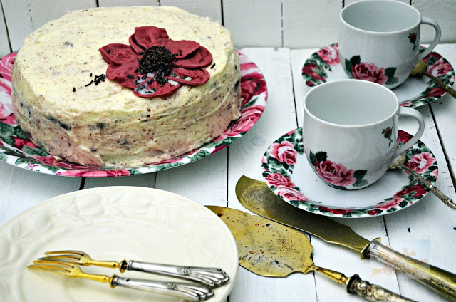 Tarta Red Velvet decorada con flor y elaborada con harina sin huevo Yolanda