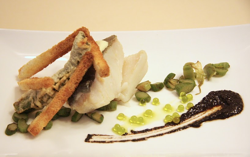 http://www.restauranteantique.es/xiv-jornadas-del-renacimiento-en-ubeda-2015/bacalao-al-pil-pil-con-esparragos-verdes-ajo-negro-y-caviar-de-arbequino/