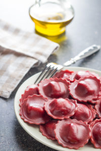 plato de pasta hecha con remolacha