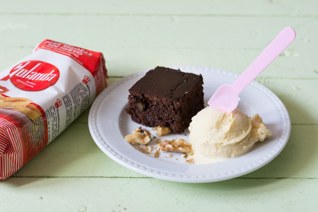 Brownie de chocolate sin huevo con helado