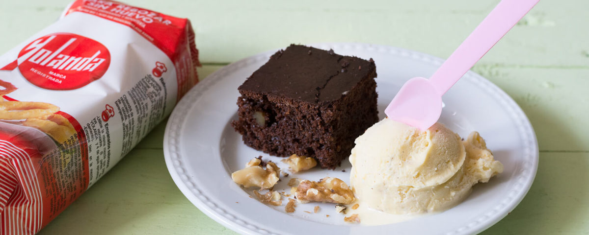 Brownie de chocolate sin huevo con helado