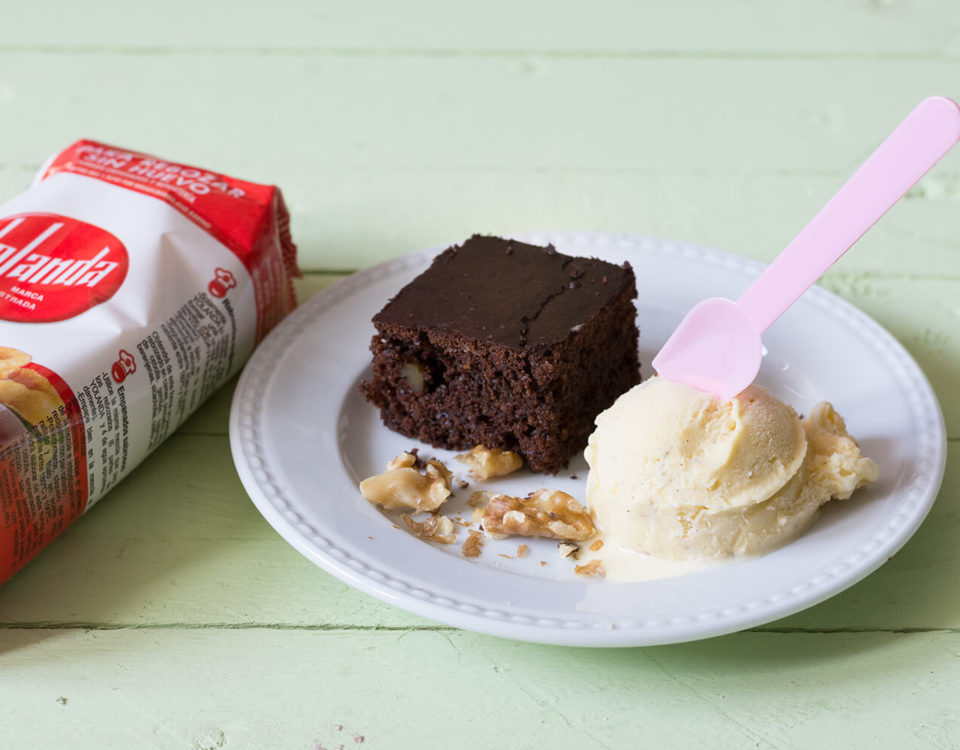 Brownie de chocolate sin huevo con helado