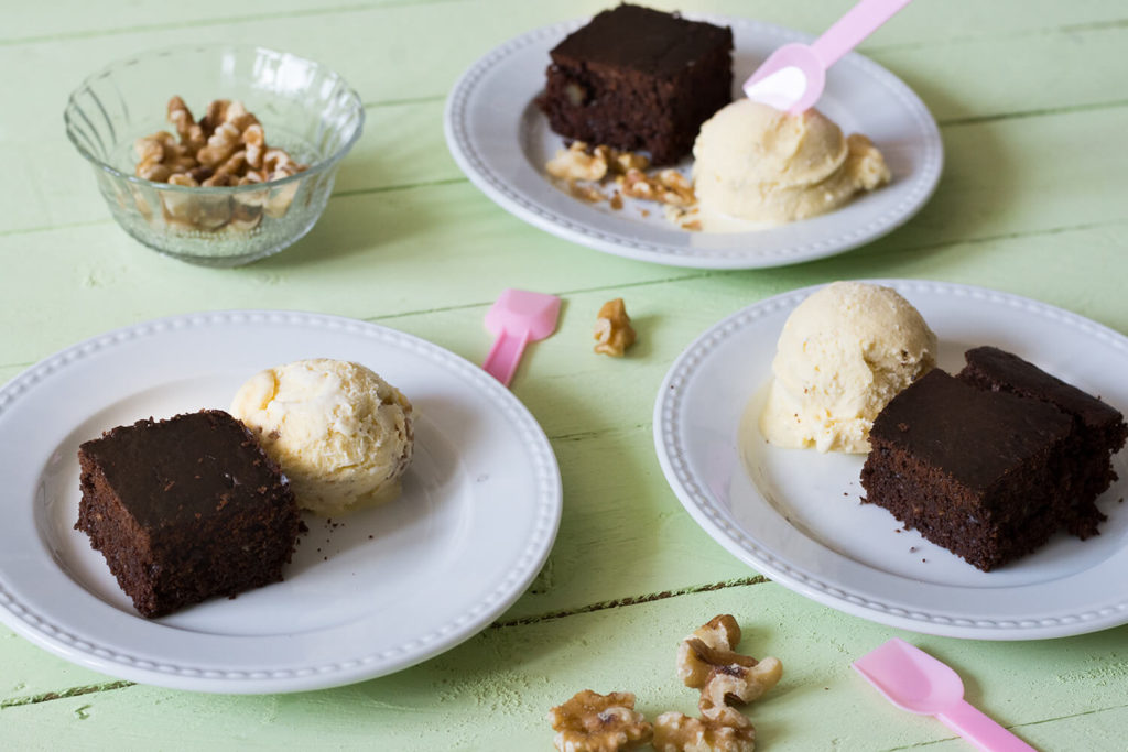 Brownie de chocolate sin huevo con helado