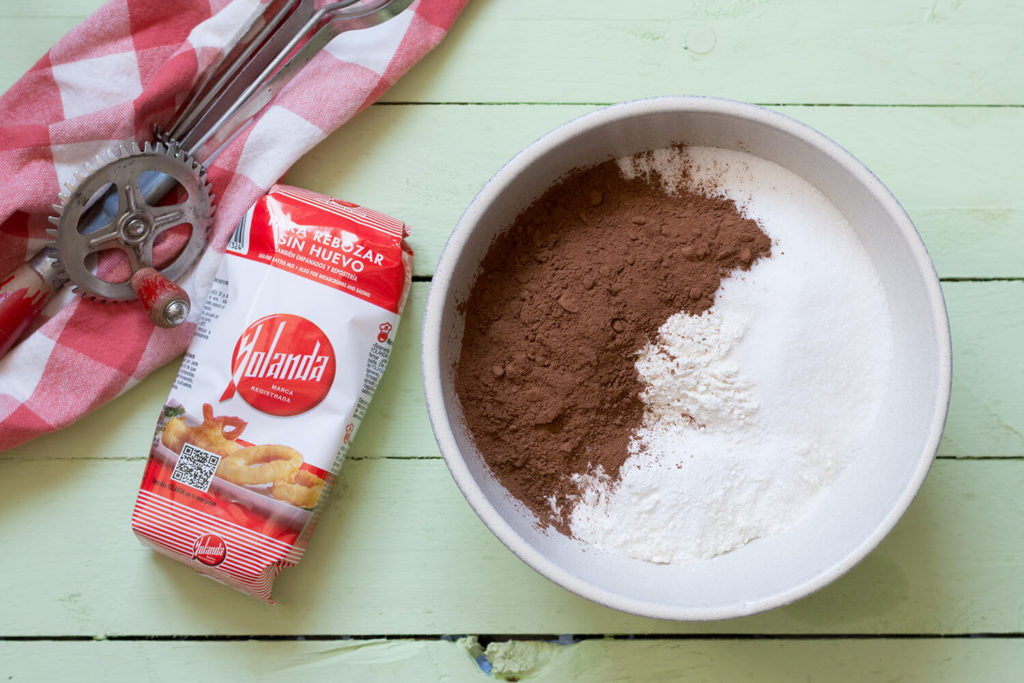 Brownie de chocolate sin huevo con helado