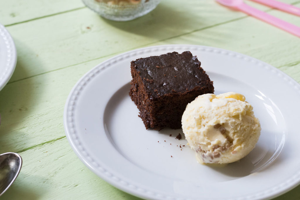 Brownie de chocolate sin huevo con helado