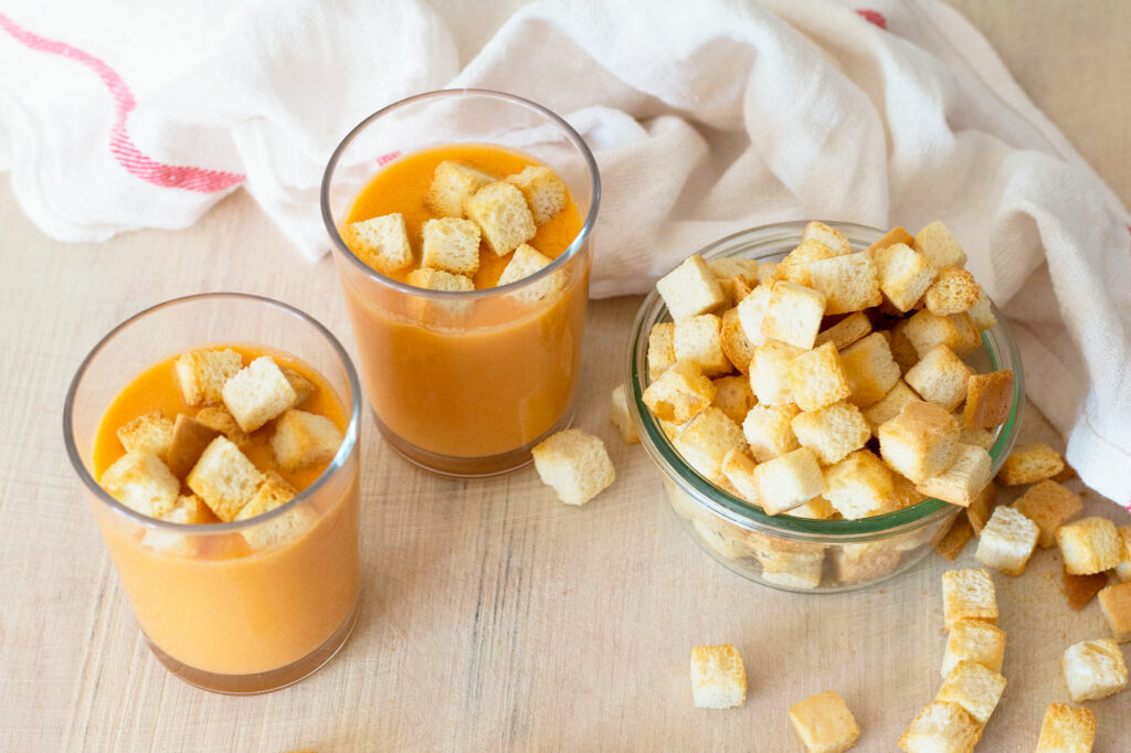 gazpacho con picatostes con yolanda